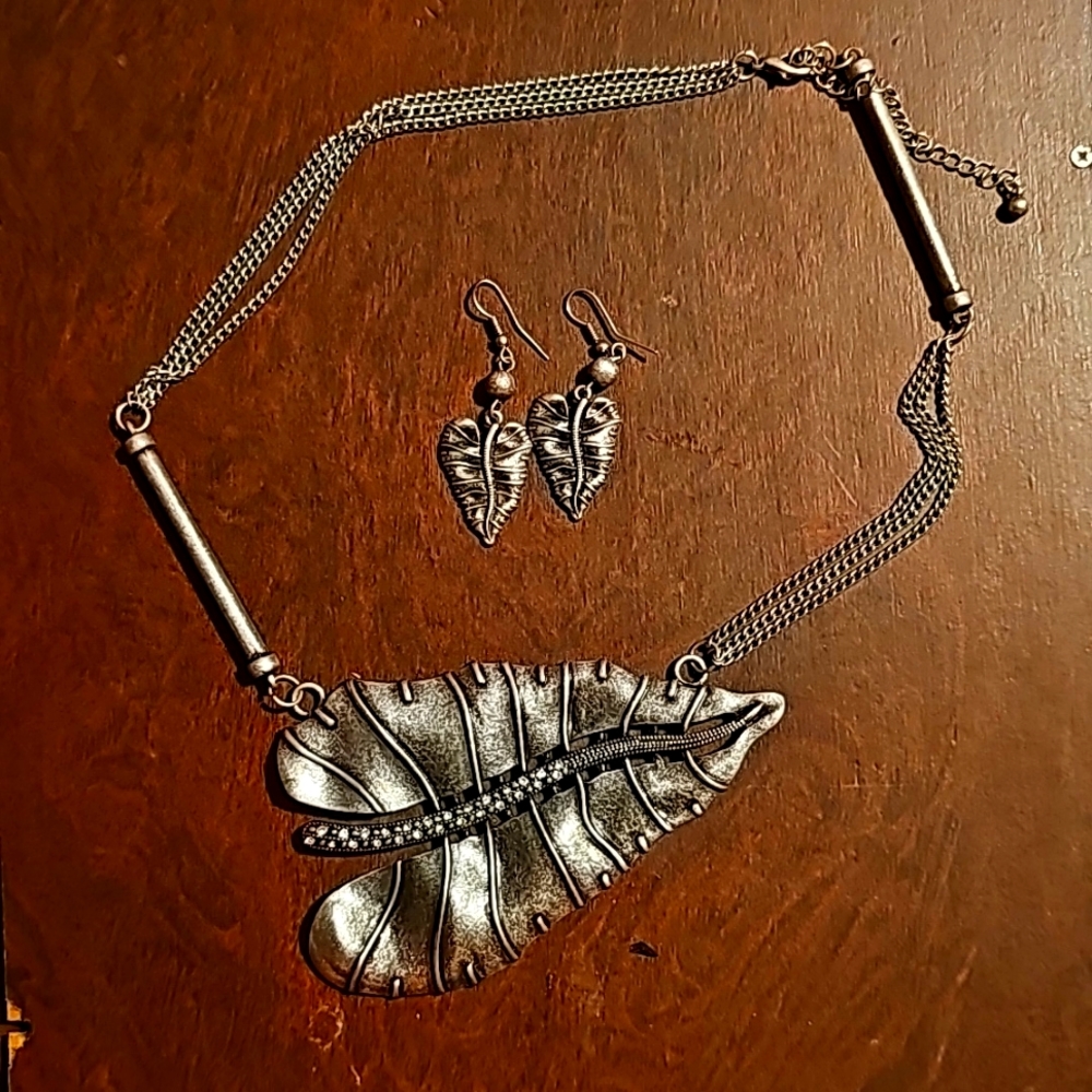 Necklace & Earring Set, Vintage, Leaf Design, Silvertone, Adjustable Lengths